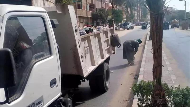 رئيس مدينة طما يتابع اعمال النظافه بطريق أحمد عرابى بسوهاج..صور
