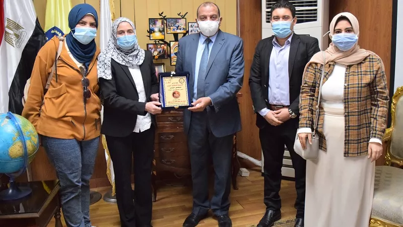 رئيس جامعة بني سويف يستقبل فريق عمل جامعة الطفل