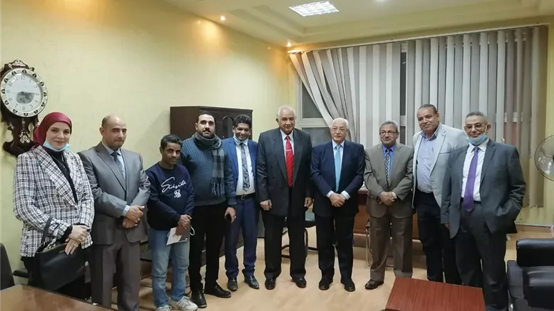 خلال مشاركته في ندوة موسعة بجامعة أسيوط د.على الدين هلال يعلن عن توقعاته لسياسة بايدن على الصعيدين الداخلي و الخارجي
