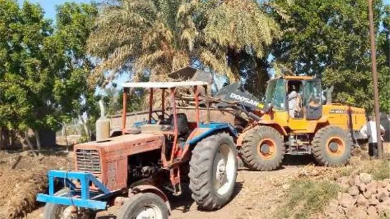 تمهيد طريق الكساسبة بأرمنت غرب الأقصر لتوصيل الغاز الطبيعى