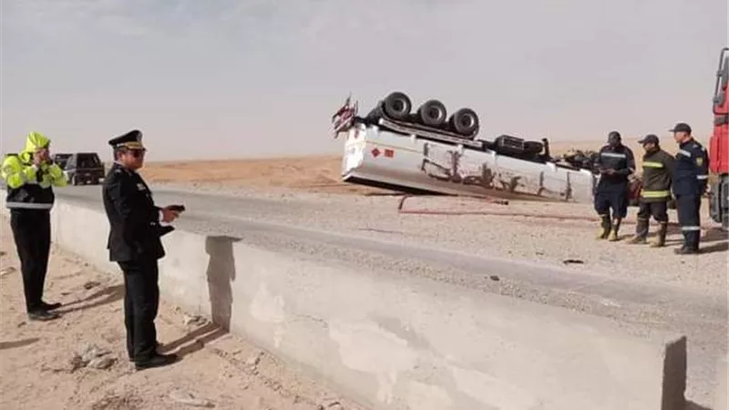 مصرع سائق فى انقلاب سيارة نقل محملة ب 48الف لتر بنزين بطريق القاهرة السويس.صور