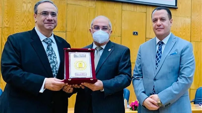 جامعة أسيوط تكرم القاضي بعد محاضرة حول مواجهة الشائعات