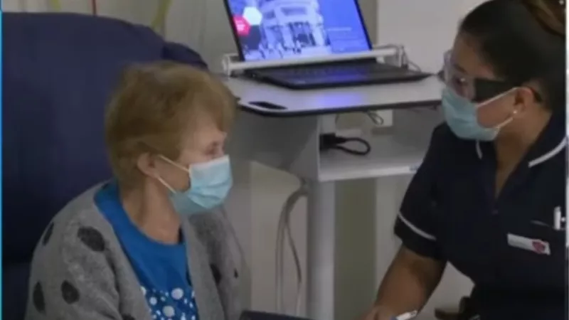 بالفيديو.. تفاصيل أول يوم لحملة تطعيم البريطانيين بلقاح فايرز لمواجهة كورونا