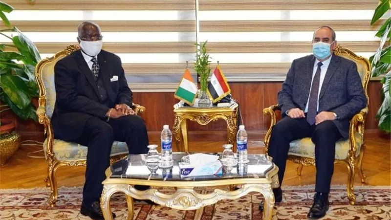 وزير الطيران المدني يبحث مغ سفير كوت ديفوار تعزيز التعاون في النقل الجوى