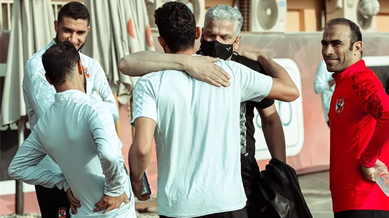وائل جمعة يتواجد فى التتش لتهنئة لاعبى الأهلى بالثلاثية التاريخية