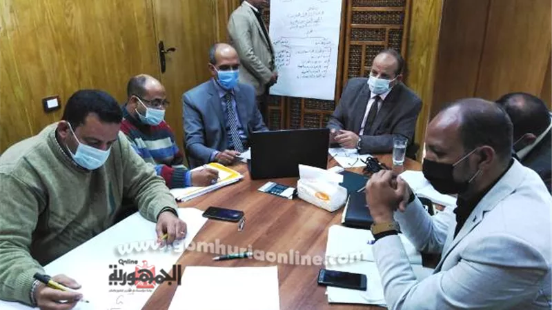وكيل وزارة التعليم بقنا يناقش خطة تطوير الأداء بديوان المديرية والإدارات والمدارس