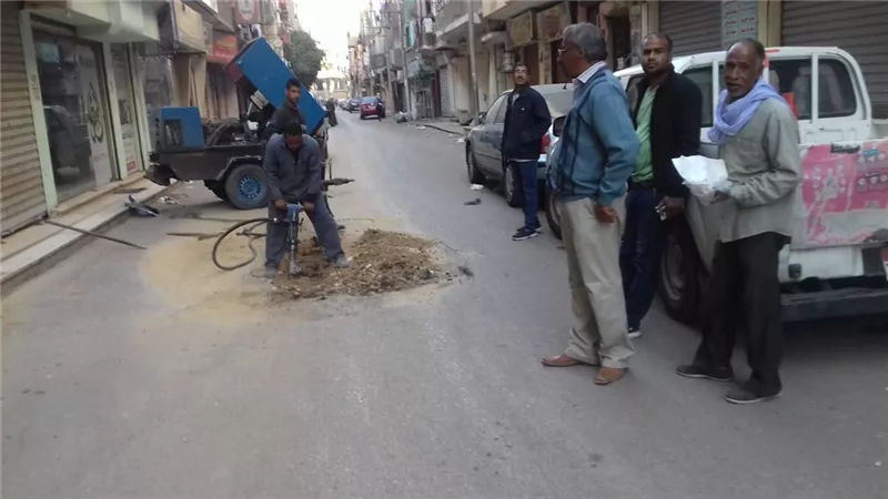 إصلاح هبوط أرضى بشارع الحرية بمدينة الأقصر