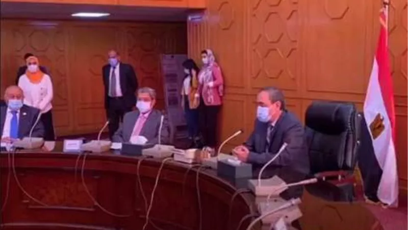محافظ الإسماعيلية ورئيس اتحاد الغرف التجارية يعقدان مؤتمرا صحفيا موسعا .صور