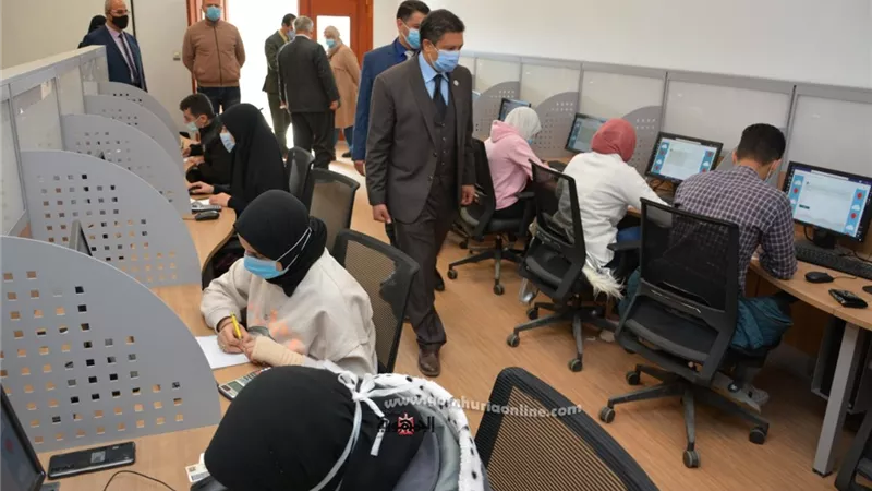 رئيس جامعة دمياط يتفقد امتحانات الأونلاين التي تُعقد لأول مرة