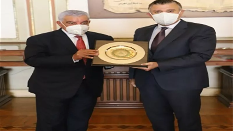 رئيس جامعة عين شمس يكرم زاهي حواس بمقر قصر الزعفران