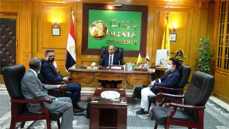 رئيس جامعة المنيا يبحث مع 
