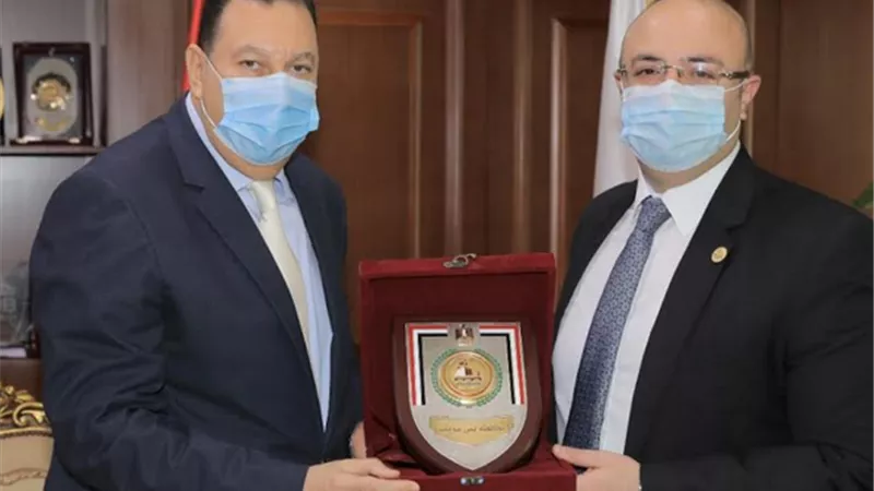 محافظ بني سويف يكرم السكرتير العام لبلوغه سن التقاعد