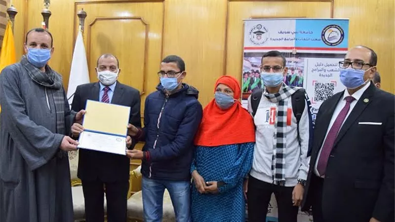 رئيس جامعة بني سويف يسلم المرحلة الثانية للمنح المجانية المقدمة من نواب مجلس الشيوخ