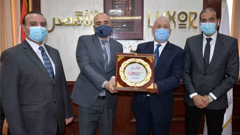 محافظ الأقصر ثمن جهود وقف الفساد واهدي درع المحافظة لرئيس فرع الرقابة الادارية