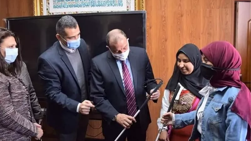 رئيس جامعة بني سويف يسلم ثلاث طالبات من ذوي الهمم العصا البيضاء