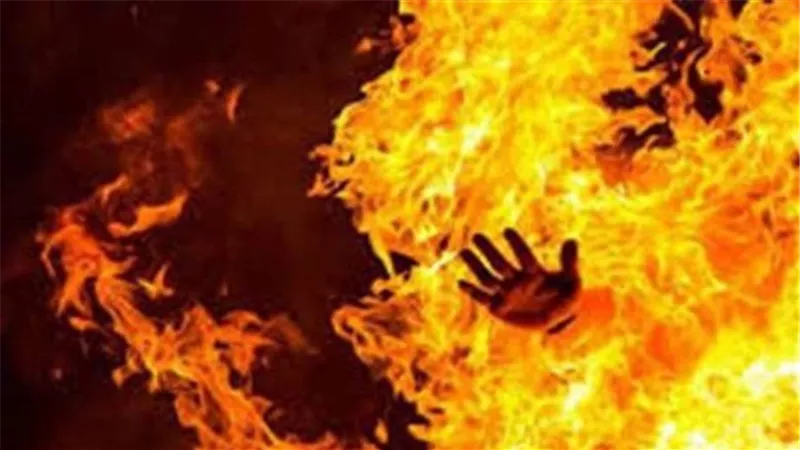 عاطل يشعل النيران فى جسد والدته بالشارع والسبب صادم