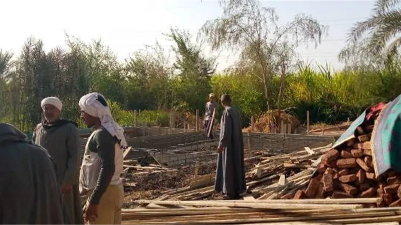إزالة حالة تعدى بالبناء على أرض أملاك الرى بأرمنت جنوب الأقصر