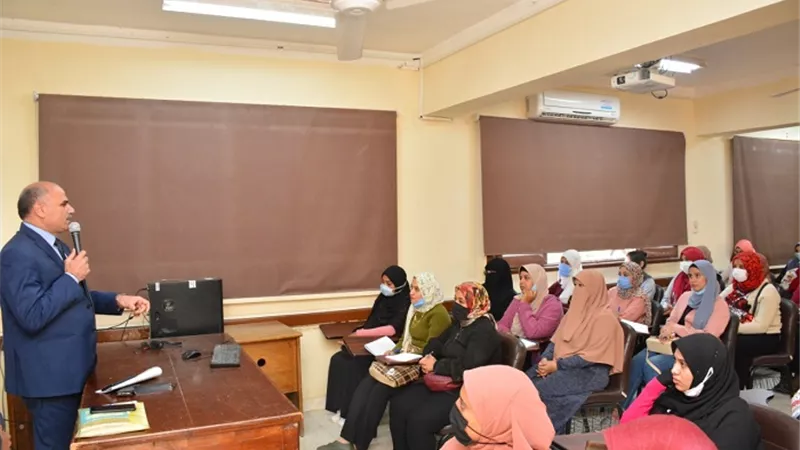 رئيس جامعة الأقصر يلتقى طلاب الدراسات العليا بكلية الحاسبات