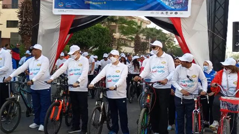 طلاب جامعة الأقصر يشاركون فى سباق الدرجات والجرى