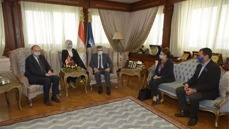 رئيس هيئة قناة السويس يبحث التعاون المشترك مع سفير الاتحاد الاوروبي .صور