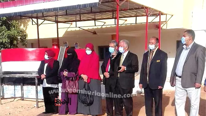 رئيس الداخلة يتفقد رائدة مشروعات رأس المال للتعليم الفنى بالوادى الجديد.صور