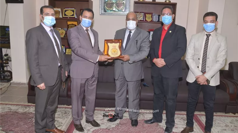 طنطاوى يمنح درع جامعة الوادى الجديد لشركاء التنمية بالصعيد .صور
