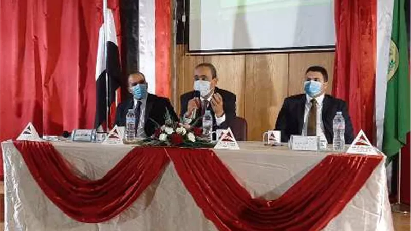 محافظ الإسماعيلية يشهد ندوة الرقابة الادارية لمكافحة الفساد .صور