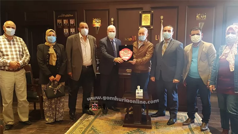 درع هيئة آل مكتوم.. لمحافظ الأقصر