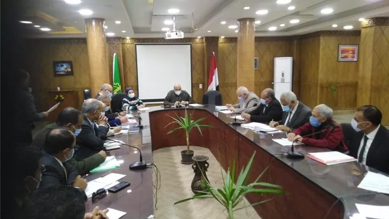 وكيل التعليم بالقليوبية يتابع استعدادات المديرية لامتحانات الصف الأول الثانوي