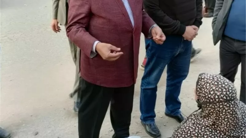 محافظ البحيرة يوجه بتوفير كافة أوجه الرعاية الإجتماعية والايواء لاحدى السيدات وجدها تفترش الطريق