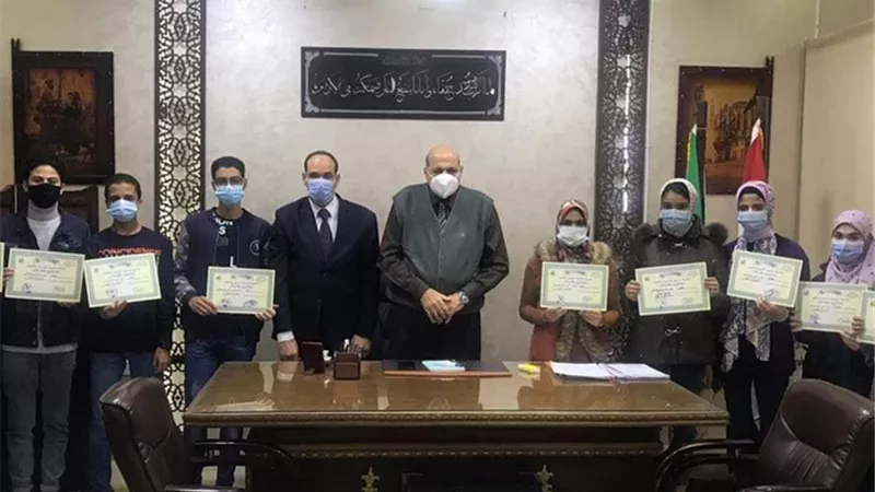وكيل وزارة التربية والتعليم بالقليوبية يكرم الطلاب الموهوبين