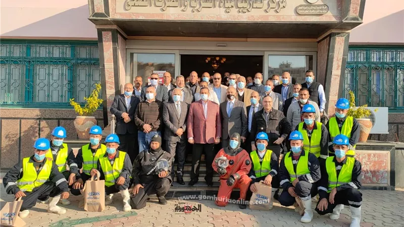 محافظ البحيرة يشهد حفل تخرج أول دفعة من غواصي الصرف الصحي على مستوى الجمهورية بشركة مياه الشرب