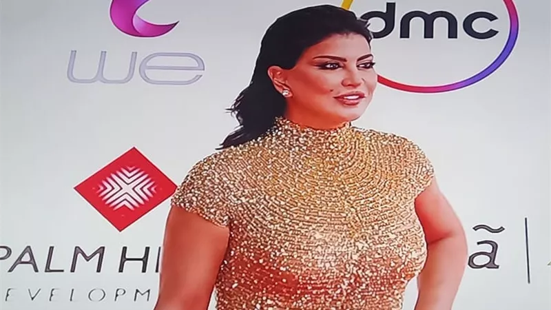 جومانا مراد تتألق على الريد كاربت بفستان ذهبى أنيق بختام مهرجان القاهرة.. صور