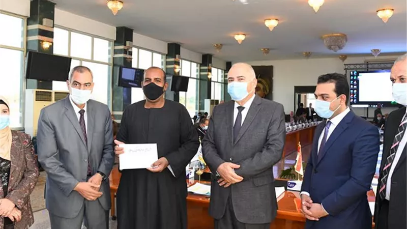 محافظ قنا يكرم رئيس مدينه قنا ومنفذى جدارية المعنى الفرعونية