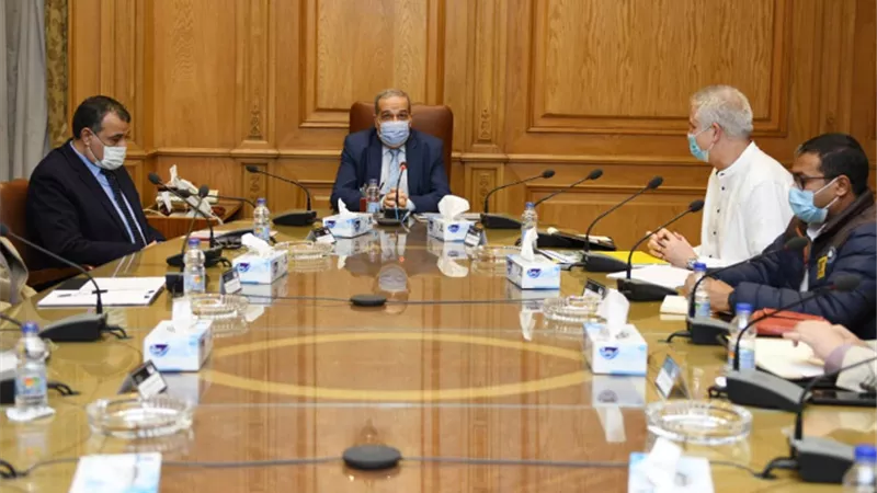 وزير الإنتاج الحربي يبحث مع 