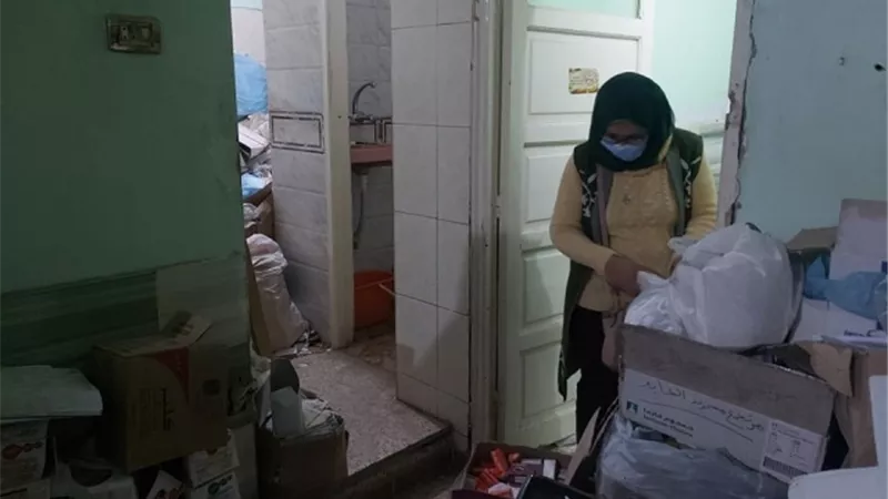 ضبط أدوية ومستحضرات تجميل مهربة ومنتهية الصلاحية في حملة على الصيدليات بأسيوط ..صور
