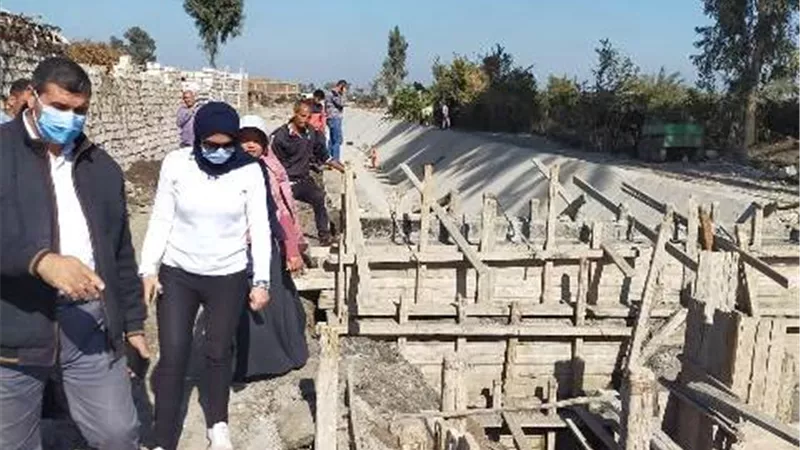 نائب محافظ القليوبية تتفقد المشروع القومي لتبطين الترع بمدينة بنها.. صور