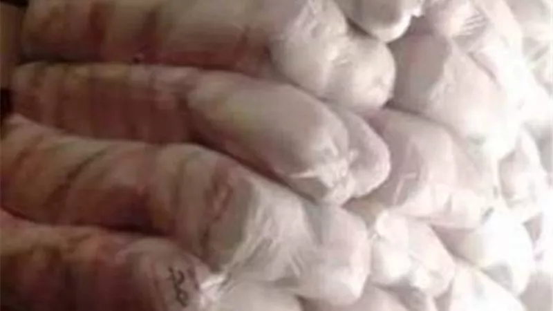 ضبط ٢ طن سكر و٧٣ كرتونة زيت في حملة تفتيشية علي التجار التموينيين ببلبيس.صور