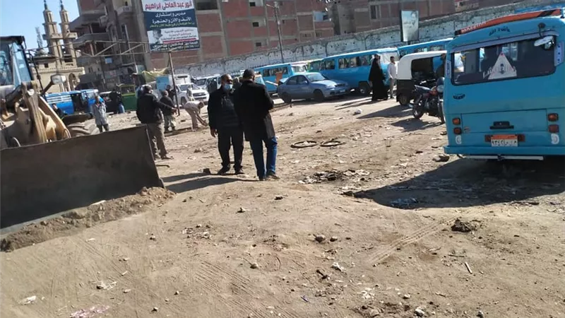 إزالة مواقف السيارات والاكشاك التى تعترض انشاء كوبرى نادى المعلمين بقويسنا