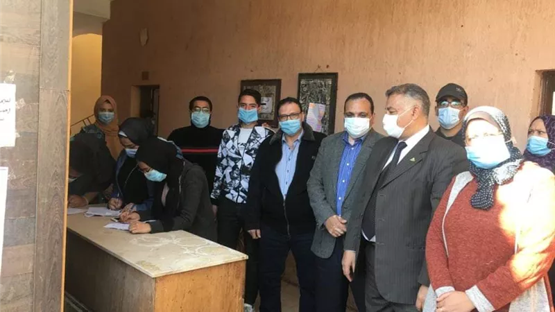 نائب رئيس جامعة بنها يتفقد طلبات الترشح لانتخابات الاتحادات الطلابية بكلية التربية النوعية