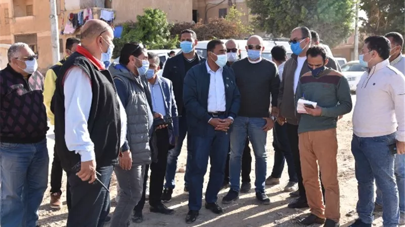 محافظ مطروح يتفقد أعمال التطوير بمنطقة العمارات .صور