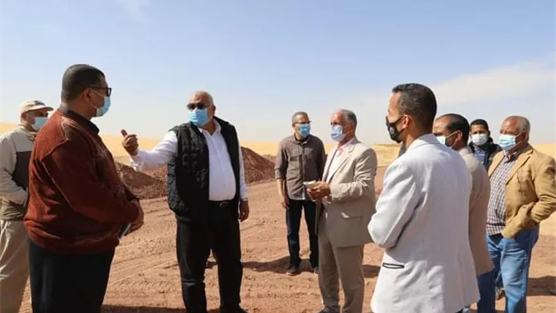 محافظ الوادي الجديد يوافق على مد خط طرد بمشروع قرية بدخلو للصرف الصحى.