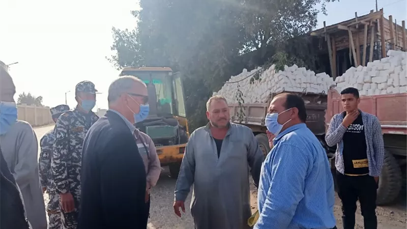 محافظ القليوبيه يقوم يتابع أعمال رصف طريق نوي ويضبط بناء مخالف