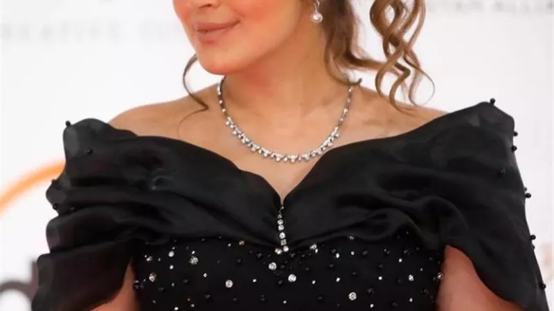 شاهد ..إطلالة أنيقة وظهور رائع للفنانة ليلى زاهر ..صور