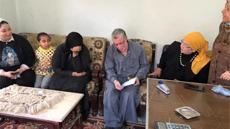 جمع شمل أسرة بائع المناديل فى بنى سويف.. بالصور