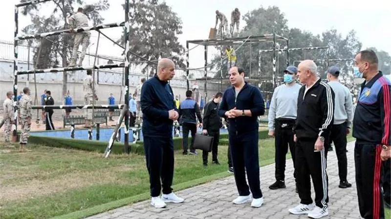 الرئيس يتفقد الكلية الحربية.. ويشيد بالقدرات والكفاءة العالية للطلبة.. صور