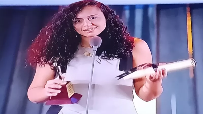 المخرجة مى زايد تفوز بجائزة الهرم البرونزى لأفضل عمل أول عن فيلمها 