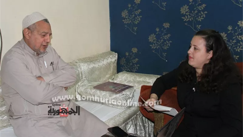 سر إلقاء مهندس بترول سابق امواله على المارة من الشرفة..