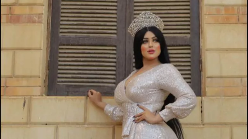 فتاة هرم سقارة تثير الجدل من جديد بصور جريئة.. صور