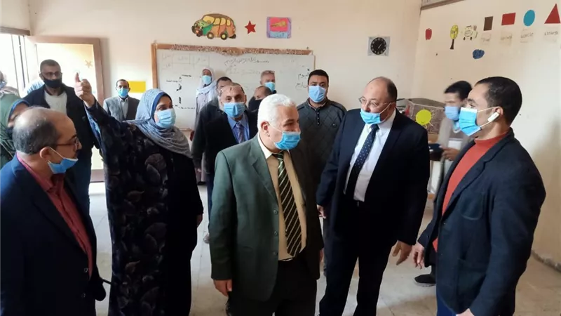 مدير تعليم الاسكندريه يتابع تسليم شرائح التابلت للطلاب باداره العامريه